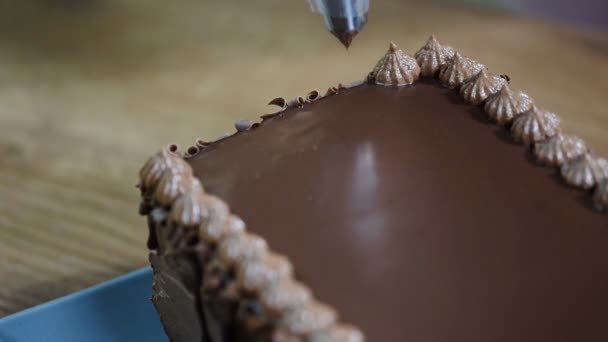 Decoração Bolo Com Creme Chocolate — Vídeo de Stock