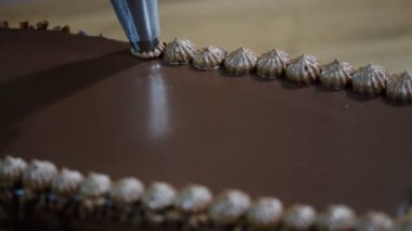 Çikolata kremalı pasta Dekorasyonu