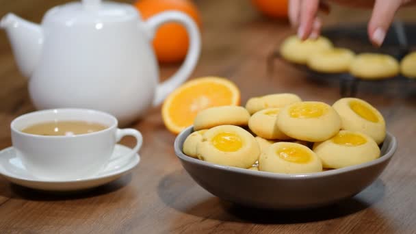 Kekse Mit Orangenmarmelade Eine Schüssel Orangenkekse Geben — Stockvideo