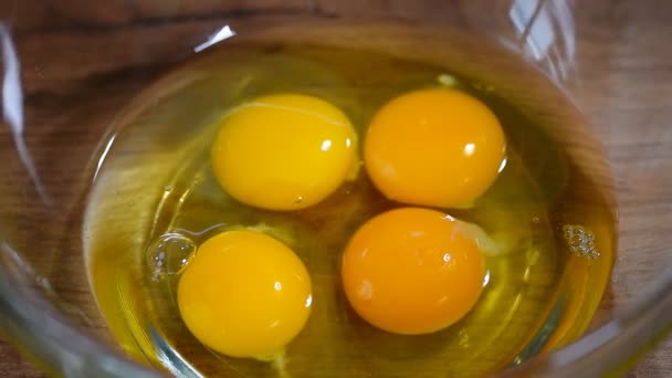 把鸡蛋放进碗里搅拌鸡蛋 — 图库视频影像