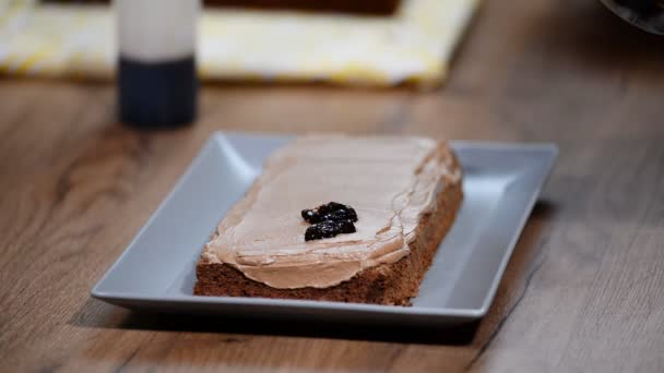 Tillagning Chokladkaka Med Katrinplommon — Stockvideo