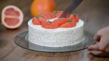 Greyfurt ile ev yapımı kek. Bir parça kek kes