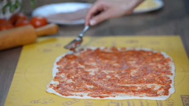 Masa Pizza Con Salsa Tomate Mesa — Vídeos de Stock