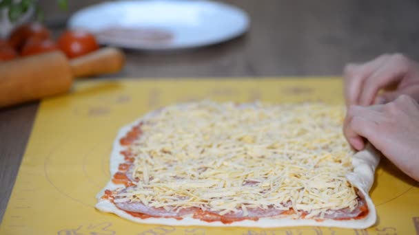 나무 테이블과 요리사에 요리 홈메이드 이탈리아 피자 롤 — 비디오