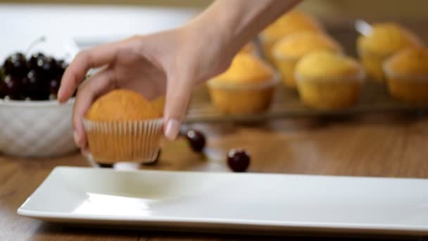 Muffins con cereza en un plato de cerámica . — Vídeo de stock