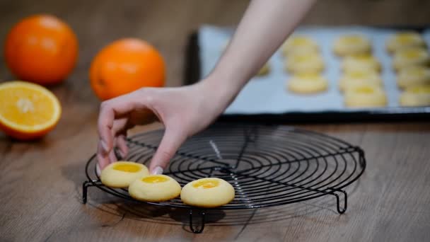 Galletas con mermelada de naranja. Galletas recién horneadas — Vídeos de Stock