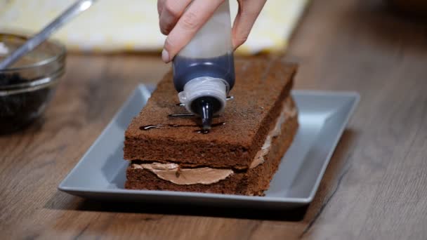 Pastry chef konditorn i köket montera chokladkakan — Stockvideo