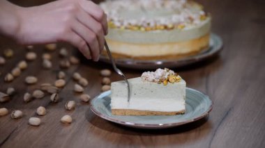 Fıstıklı Mus kek, plaka üzerinde cheesecake.