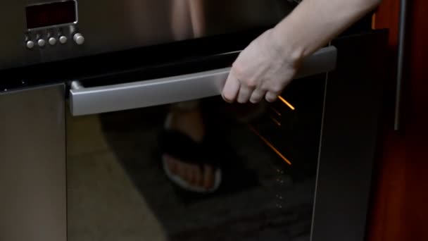 Mujer poniendo pizza en el horno.Cocinar en casa . — Vídeos de Stock