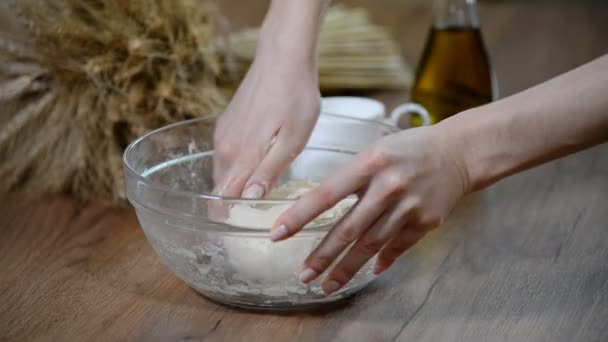 Koken en thuis concept - close-up van vrouwelijke handen kneden deeg thuis — Stockvideo