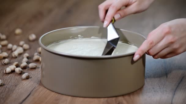 Cook pistachio mousse cake — Stock Video