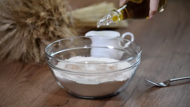 Pour olive oil in a bowl of flour. Cooking bread — Stock Video