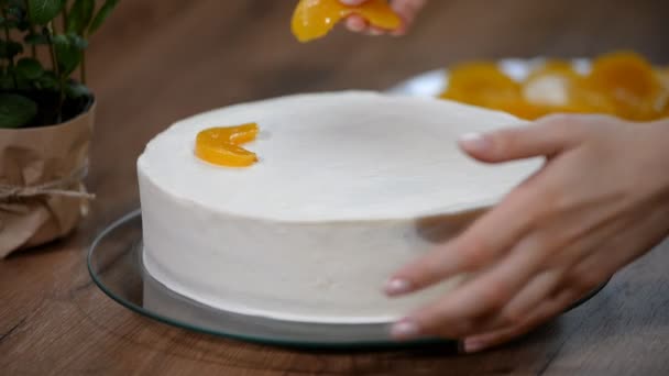Женщина положила персик на корочку с тортом — стоковое видео