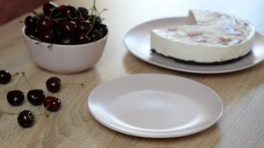 Lezzetli ve tatlı peynirli kek kiraz jöle ile