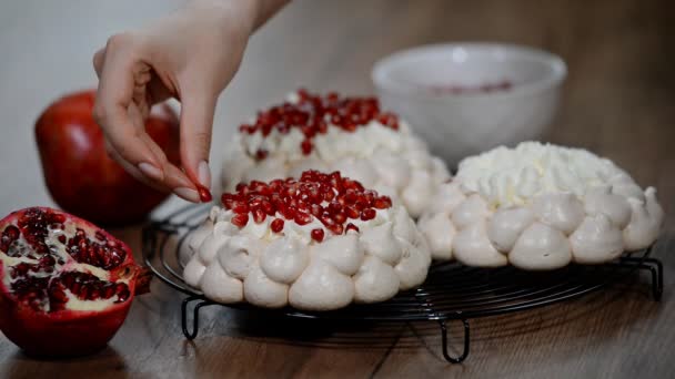 Grinalda de bolo de merengues pavlova com romã — Vídeo de Stock