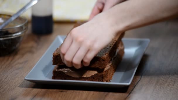 Koken chocolate cake met pruimen — Stockvideo