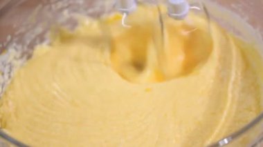 Pasta Mikser ile pişirme için hazırlanıyor