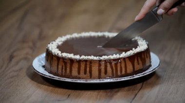 Çikolatalı cheesecake bir bıçak ile kesmek