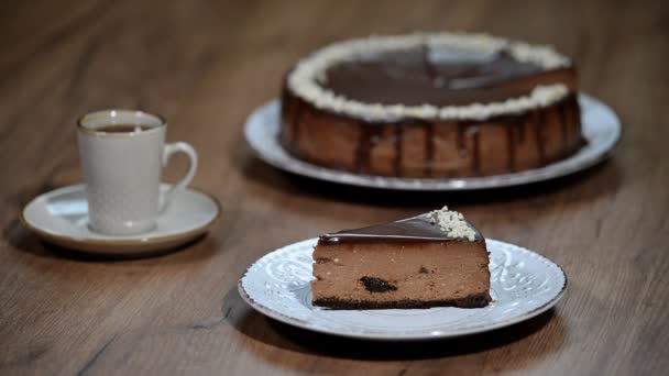 Comer Trozo Pastel Queso Chocolate — Vídeos de Stock