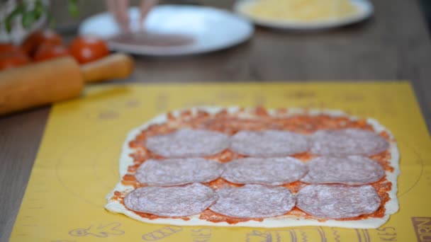Готовить Пиццу Салями — стоковое видео
