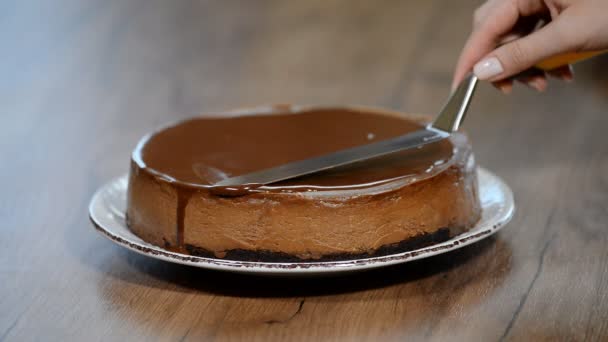 Despejar Ganache Chocolate Cheesecake Chocolate — Vídeo de Stock