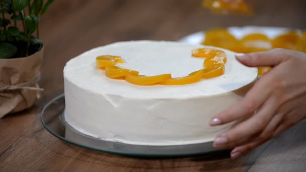 Mujer Mano Poner Melocotón Corteza Torta — Vídeos de Stock