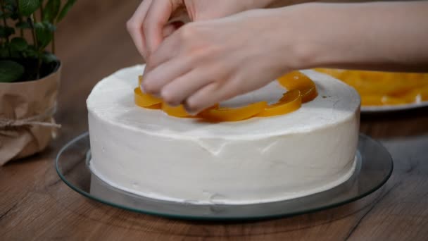 ケーキ生地に桃を置く女性手 — ストック動画
