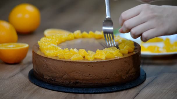 Bolo Mousse Chocolate Com Laranjas — Vídeo de Stock