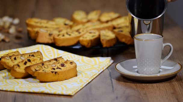 Verter Café Una Taza Desayuno — Vídeos de Stock