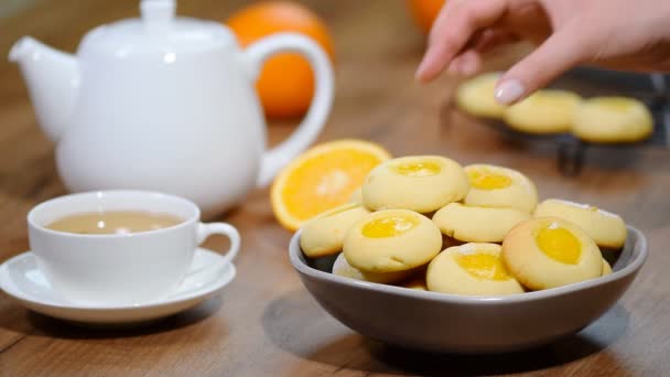 橙色果酱饼干 放入一碗橙色曲奇饼 — 图库视频影像
