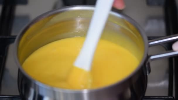 新鲜准备柠檬库尔德 在果汁的奶油 在平底锅鞭打与扫 — 图库视频影像