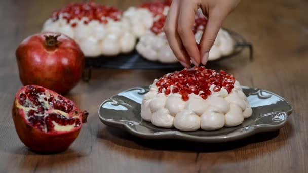 Pavlova Tårta Med Granatäpple Och Färsk Mynta — Stockvideo