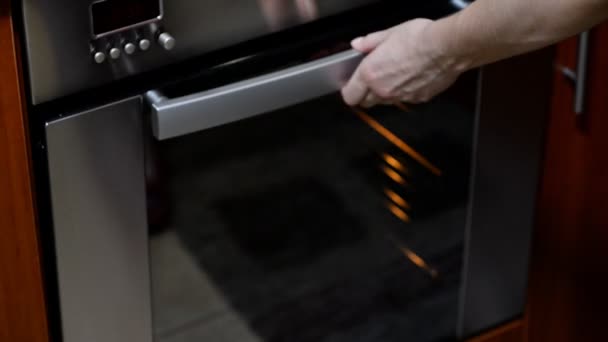 Νοικοκυρά Βάζει Μπισκότα Τσιπ Σοκολάτας Στο Φούρνο — Αρχείο Βίντεο