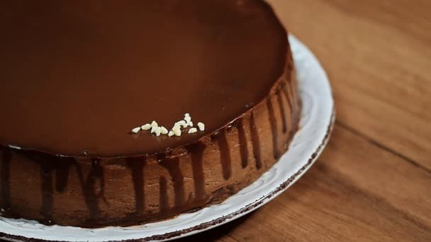 Verfraaien Van Chocolade Cheesecake Met Noten — Stockvideo