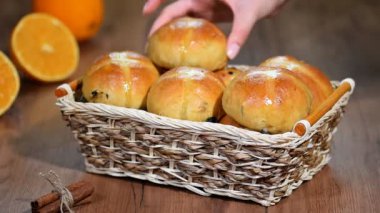 Paskalya hot cross buns sepet içinde
