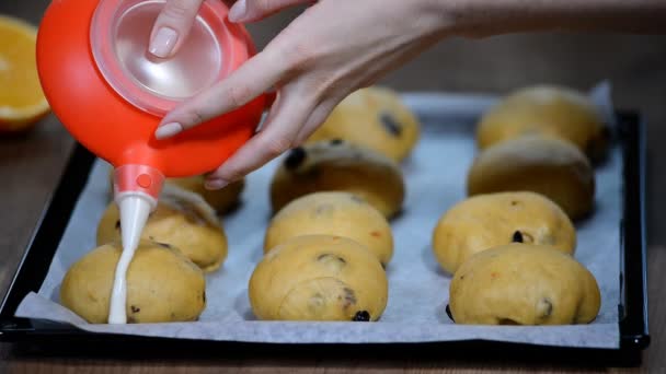 Ruwe Ongebakken Broodjes Klaar Bakken Van Zelfgemaakte Pasen Traditionele Hot — Stockvideo