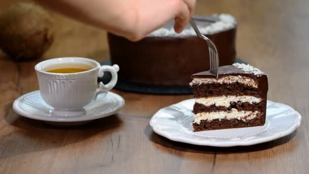 초콜렛 코코넛 케이크의 조각을 먹으십시오 — 비디오