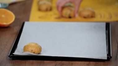 Bir fırın tepsisine buns. Çörekler fırın tepsisine koyarak