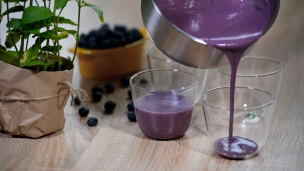 Gieten Een Glas Blueberry Smoothie — Stockvideo