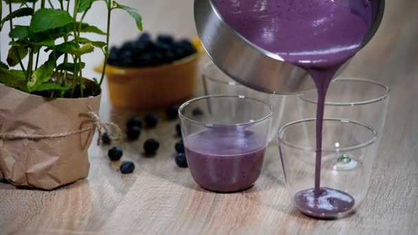 Ein Glas Blaubeer Smoothie Gießen — Stockvideo