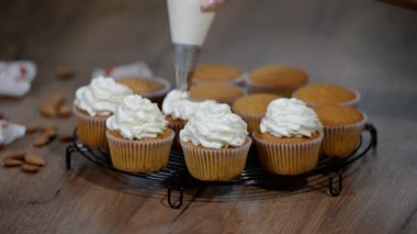 krem peynir ve kahve krema kek dekorasyon eller boru ihale dolu.