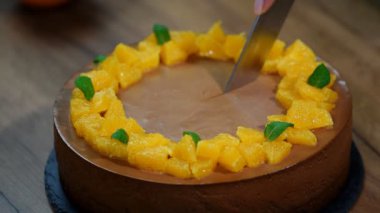 Çikolata turuncu mousse kek kesme