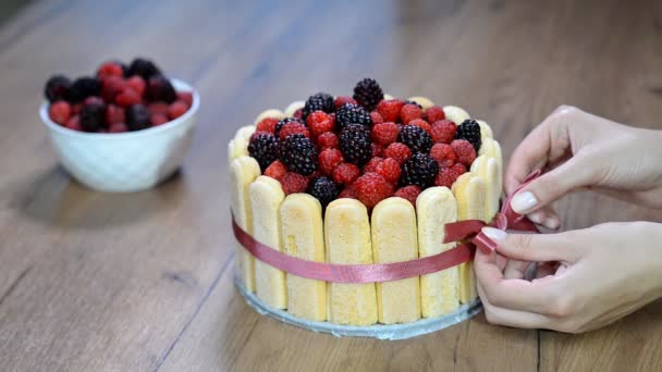 Vrouw Versieren Frans Charlotte Taart Met Zomer Fruit Huis Keuken — Stockvideo