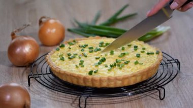 Fransız soğan pasta. Bir dilim soğan pasta kesme