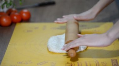 Ev hanımı pizza hamuru rulo