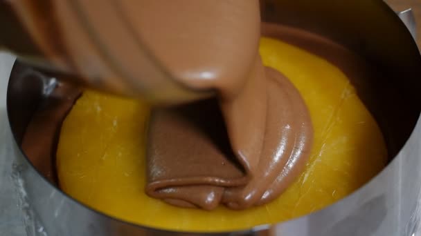 Koken Oranje Chocolademousse Taart Gieten Van Chocolade Mousse — Stockvideo