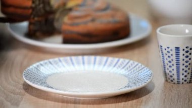 Bir kase içinde çok kolay Zebra koyarak. '' Zebra'' pastasından çikolata sır ile.