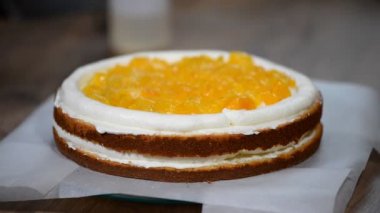 Kadın mutfakta bir pastayla montaj şeftali