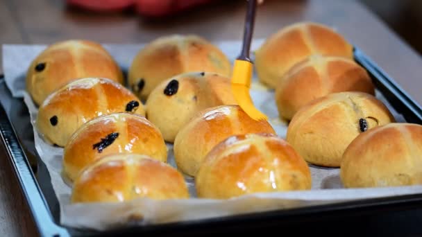 Bollos Caseros Pascua Tradicional Cruz Caliente Cubierta Manos Femeninas Con — Vídeo de stock