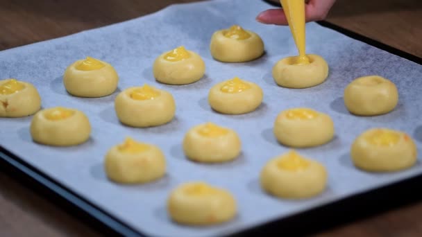 橙色果酱饼干 烹饪饼干与灌装 — 图库视频影像